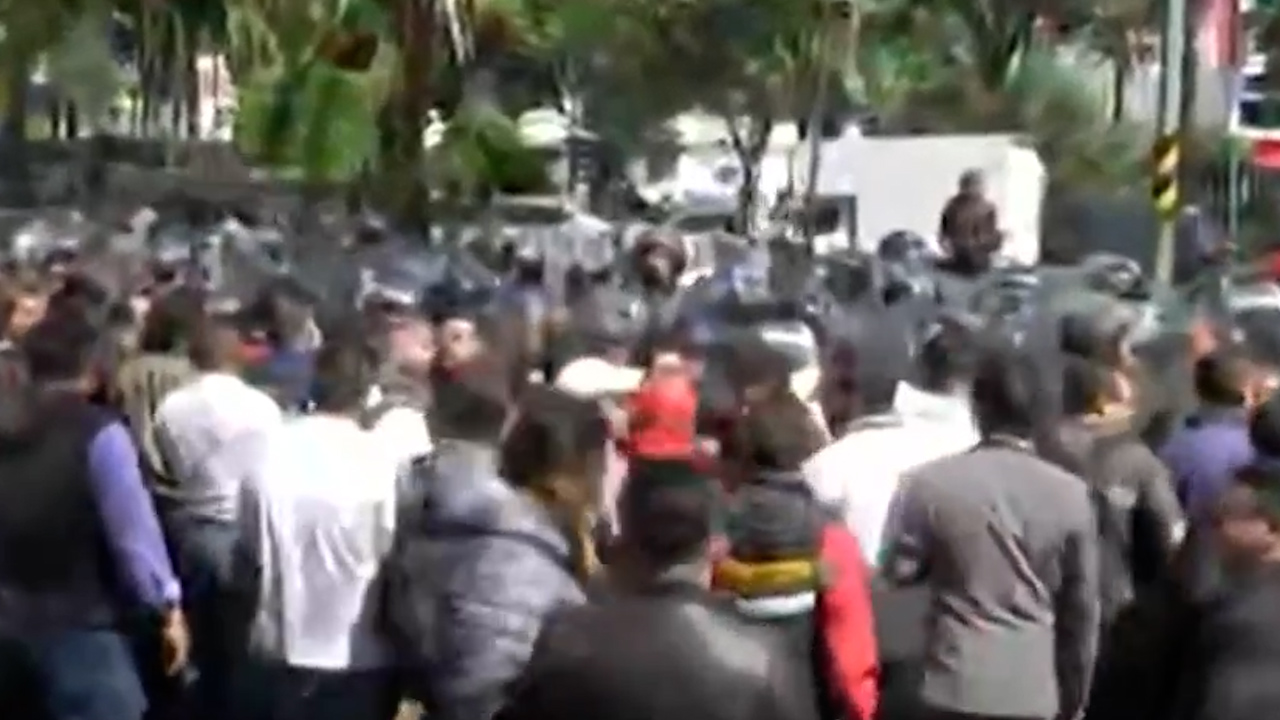 Reportan enfrentamiento entre policías y manifestantes del PJF en Insurgentes Sur