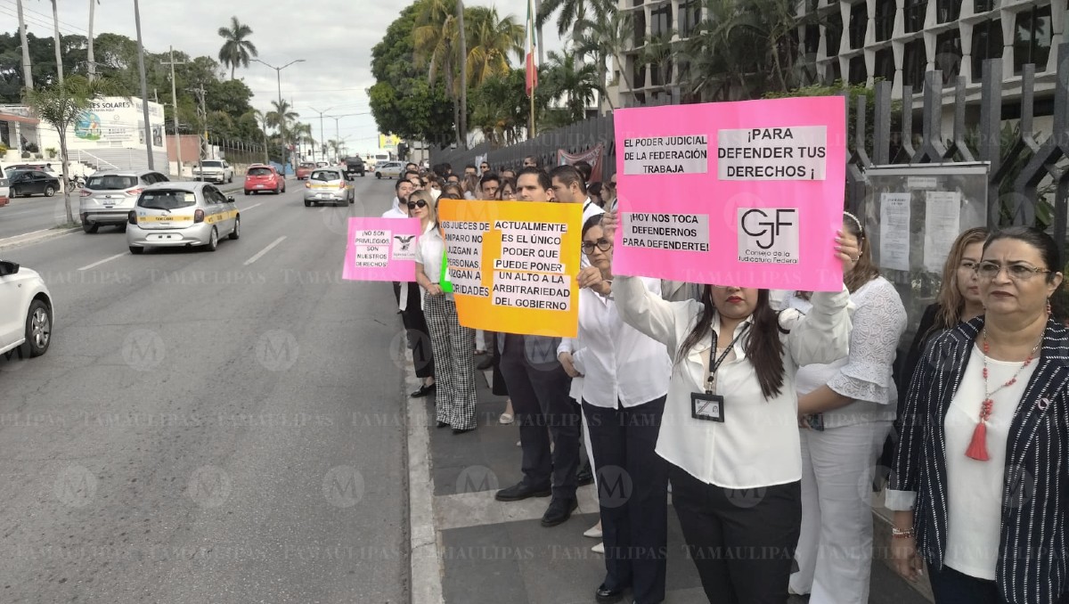 Trabajadores se manifiestan en la avenida hidalgo de Tampico. (Jesús Alberto García)