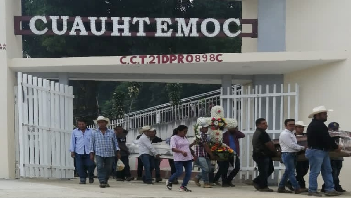 Dan último adiós a familia calcinada en Zoquitlán, Puebla | Especial