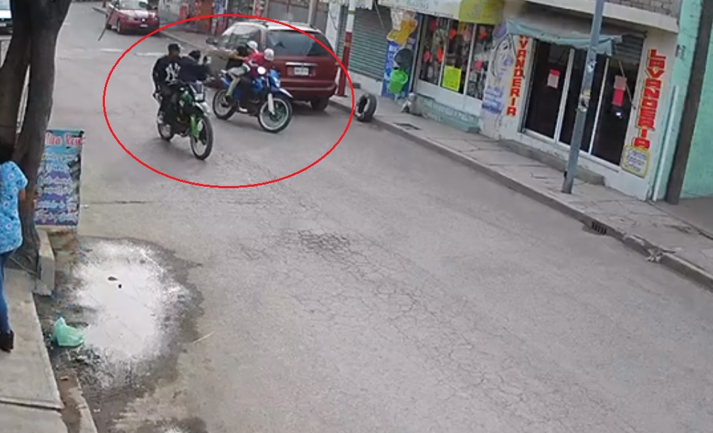 Jóvenes en moto son atacados a balazos en Tláhuac. | Especial