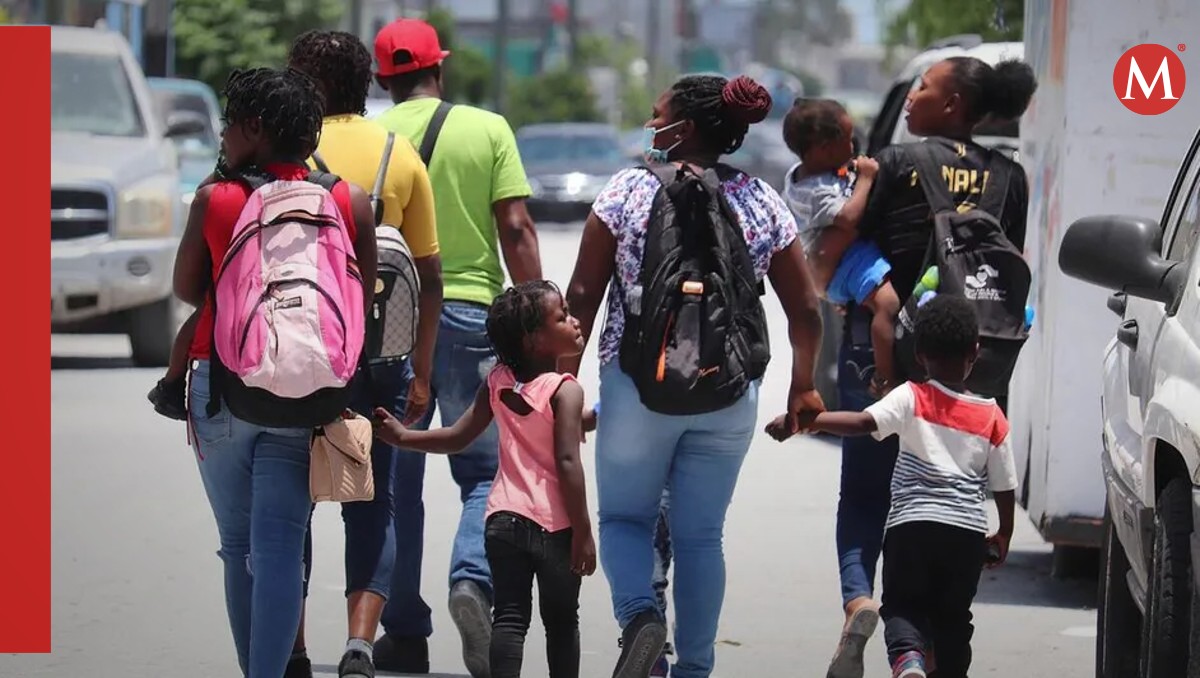Migrantes cruzan México.