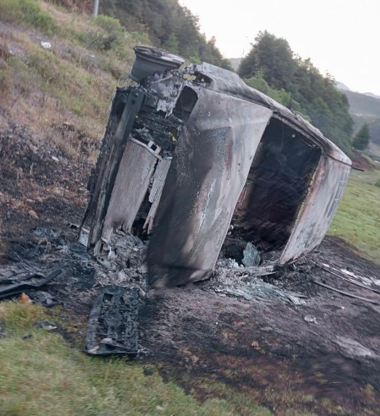 Quemaron los cuerpos junto a su camioneta