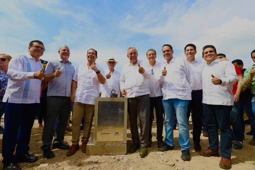 Rubén Rocha coloca la primera piedra de Tetakawi en Mazatlán. (Especial)