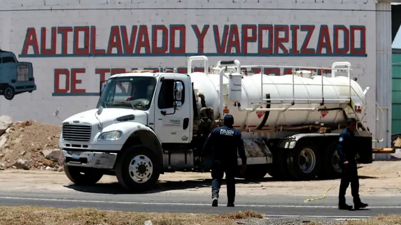 Tráiler atropella a policías que inspeccionaban pipa en la México-Querétaro