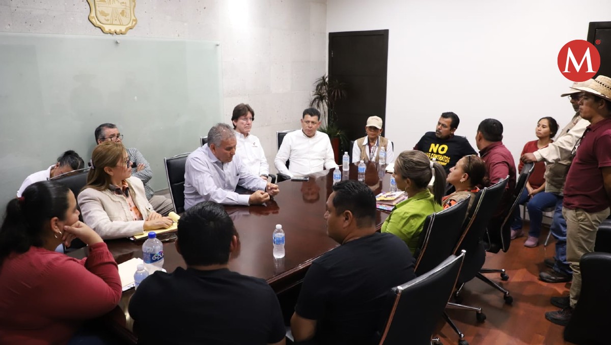 Vicente Joel Hernández Navarro se reúne con trabajadores de Salud.