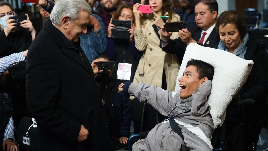 AMLO regala casa a activista para crear centro de atención a discapacitados