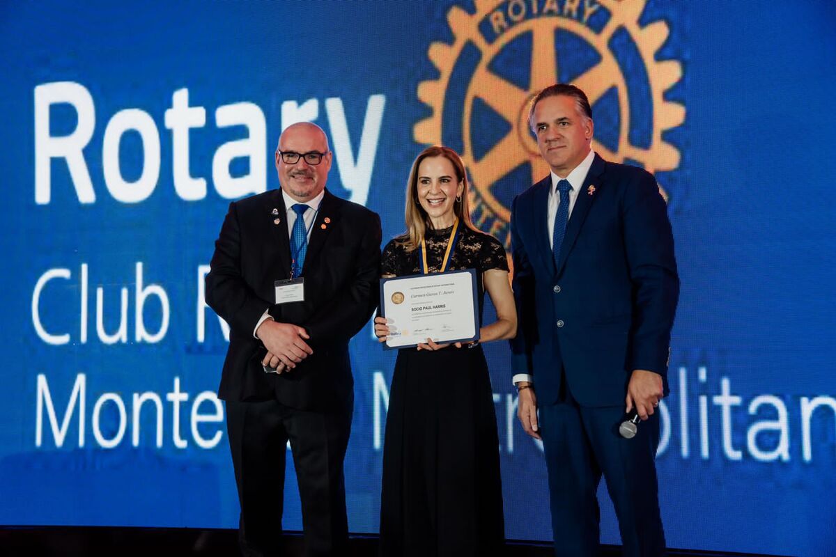 Club Rotario Monterrey Metropolitano AC entrega el premio Paul Harris a Carmen Garza T