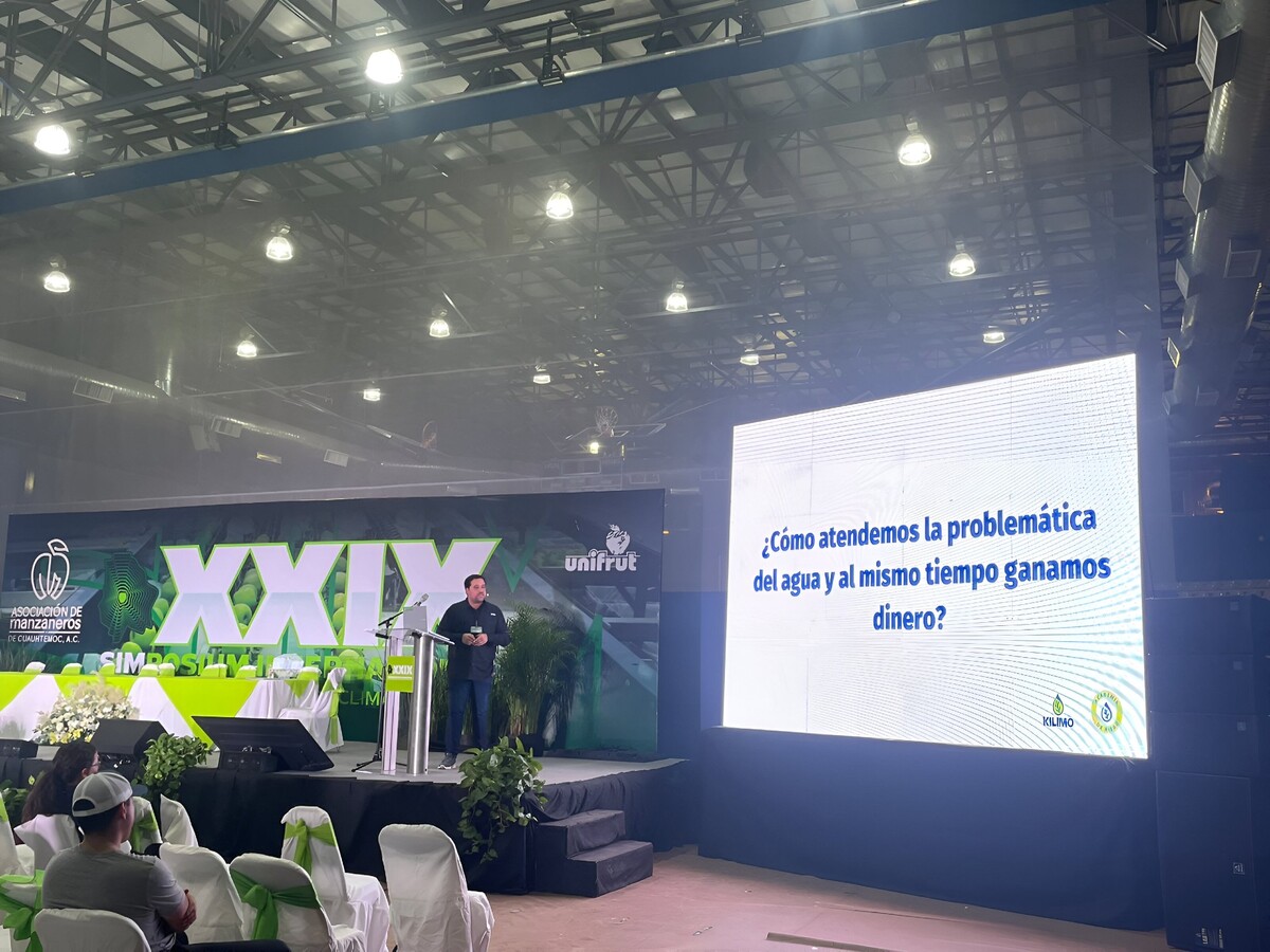 La empresa Kilimo reconoció a productores de manzana por usar tecnología para hacer uso eficiente del agua. (Especial)