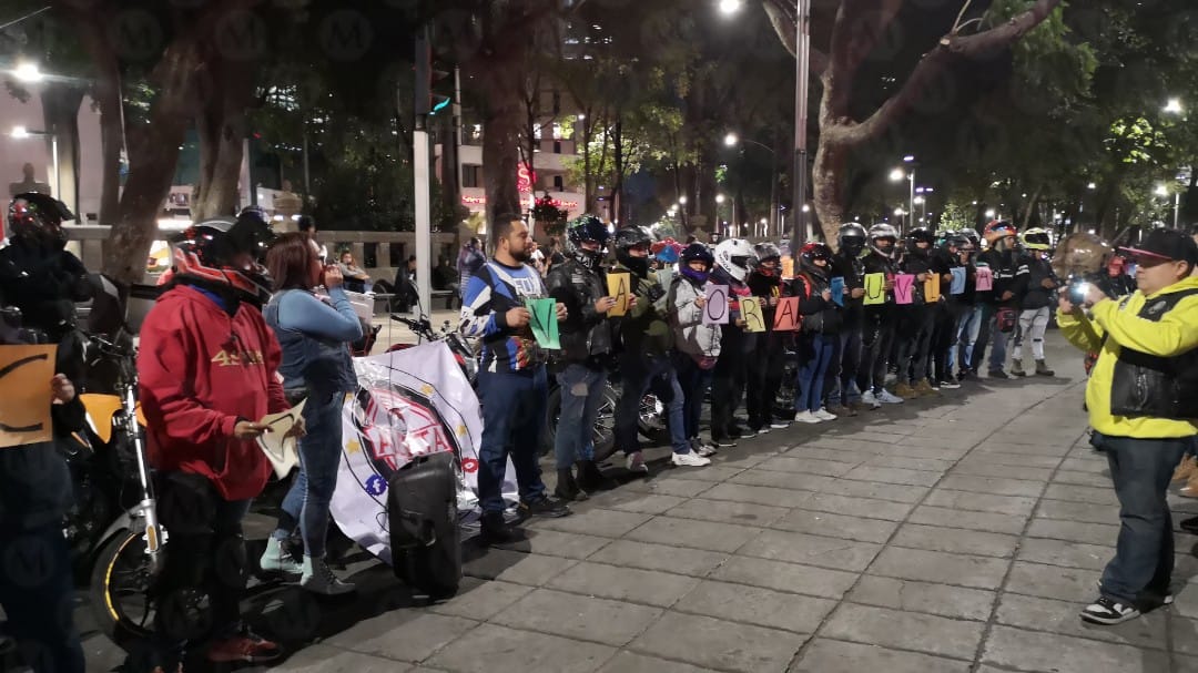 Con micrófono, carteles y cascos, los motociclistas se reunieron para manifestarse.