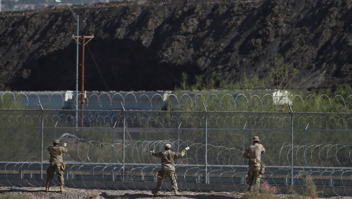 Militares instalan alambre con navajas en la frontera de Texas | EFE