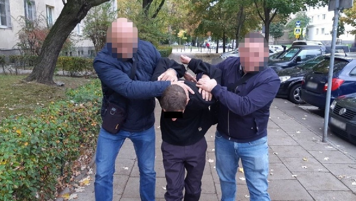 La policía de Varsovia detienen al hombre maniquí|  KRP I – ŚRÓDMIEŚCIE/ Especial