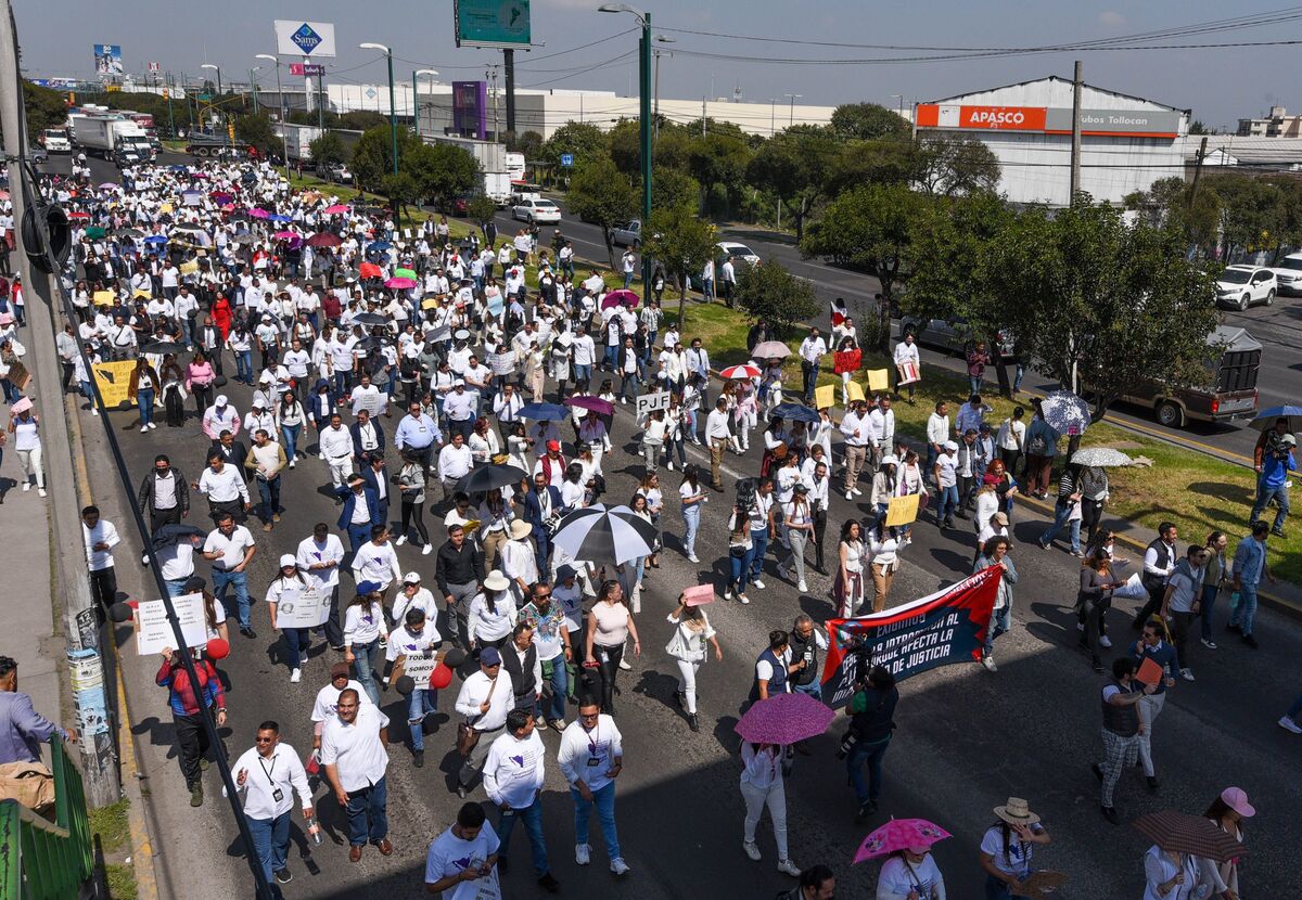 Trabajadores del PJF en Toluca bloquearon la avenida Alfredo del Mazo. | Cuartoscuro