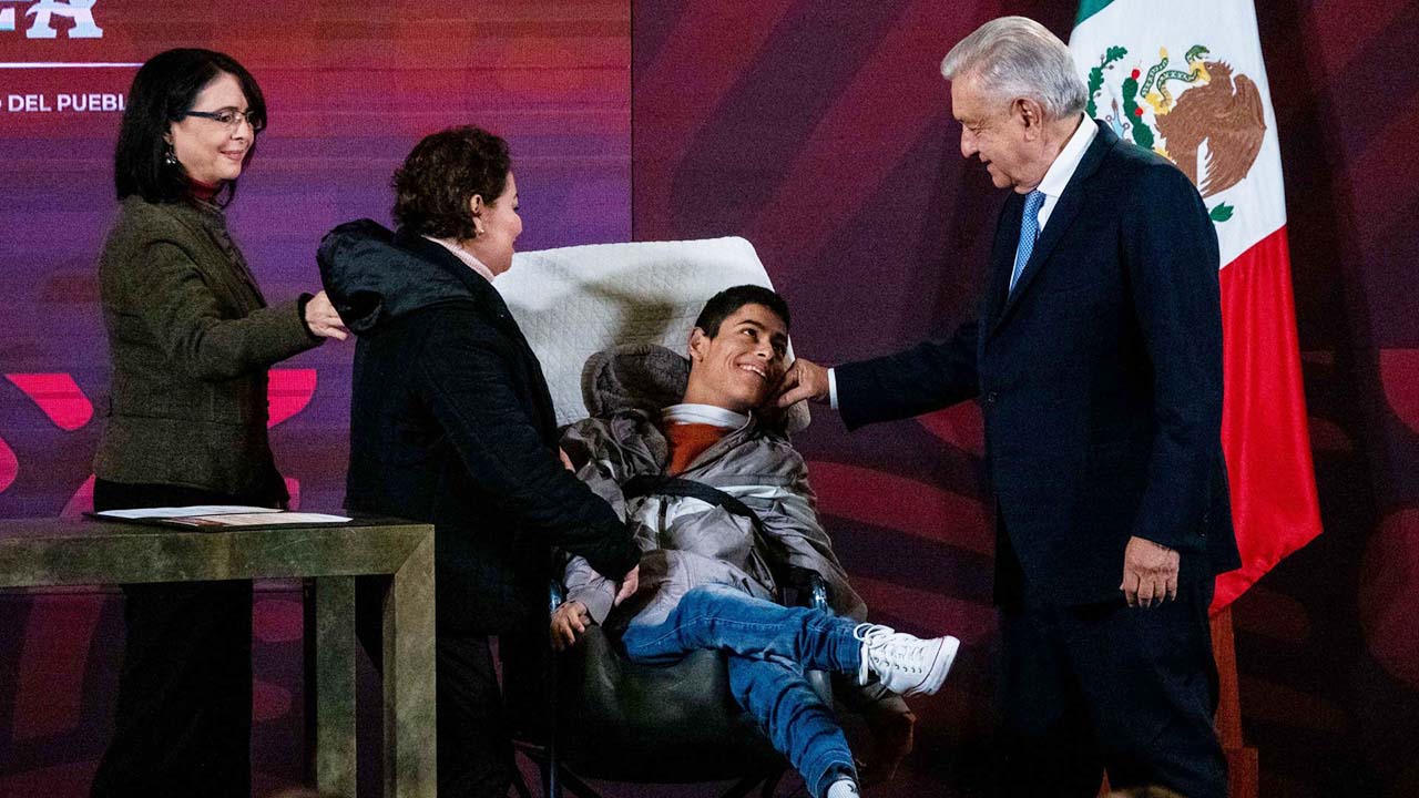 AMLO da respuesta a activista con discapacidad sobre apoyos
