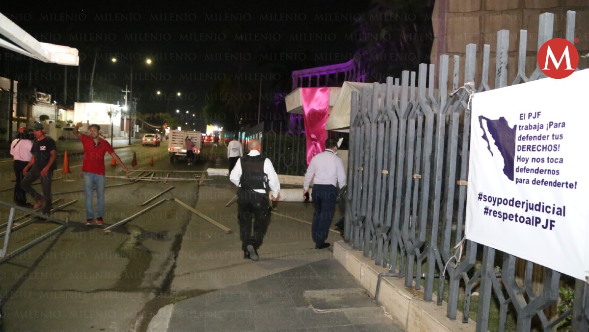 Empleados del Poder Judicial quitan bloqueo en Avenida Hidalgo Tampico. (Yazmín Sánchez)