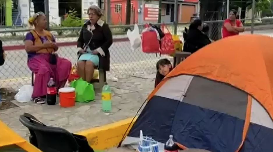 Esposa de policía retenido en Chiapas pide llegar a un acuerdo para su liberación