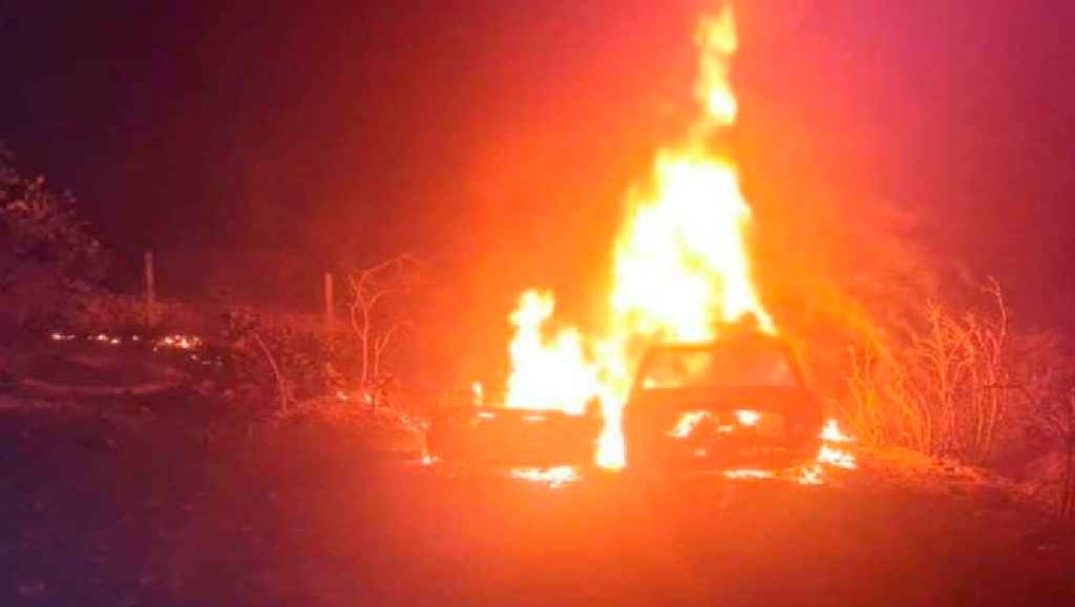 Incendio de camionetas que transportaban combustible.