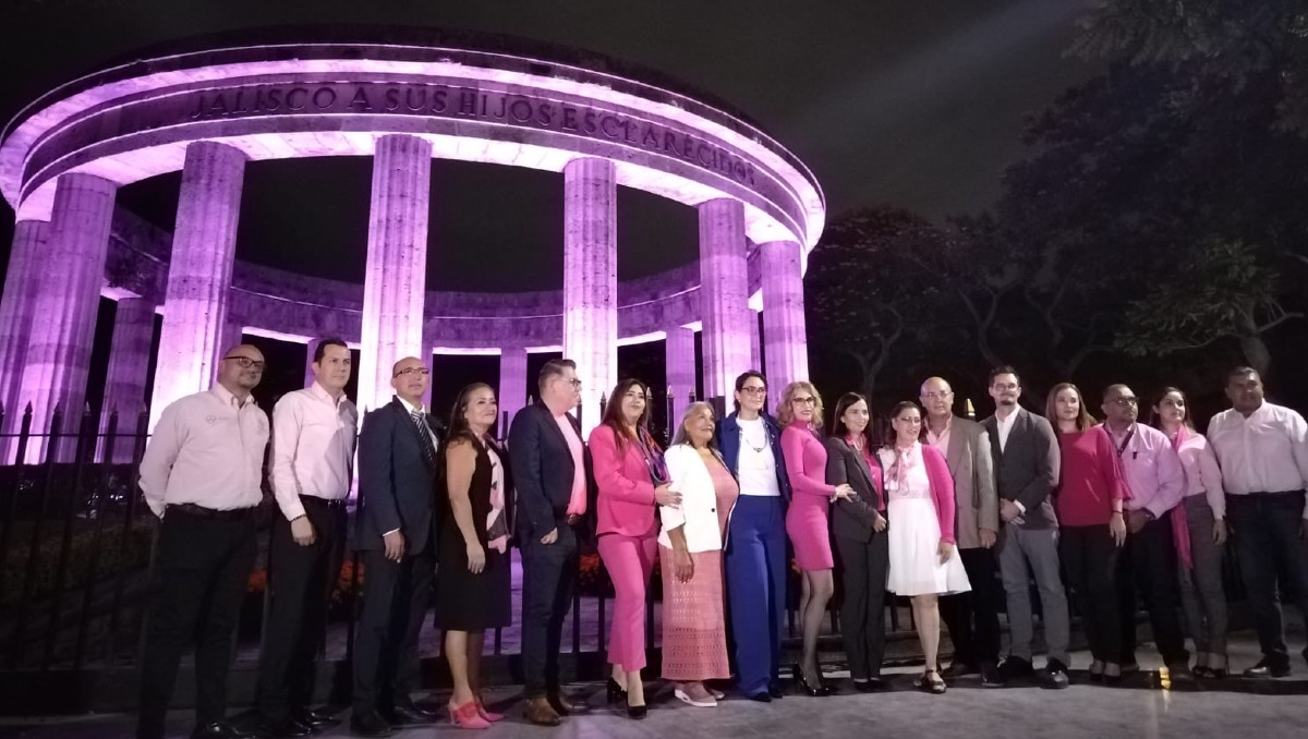 Recuerdan la lucha contra el cáncer de mama en la Rotonda de los Jaliscienses Ilustres (Dalia Rojas)