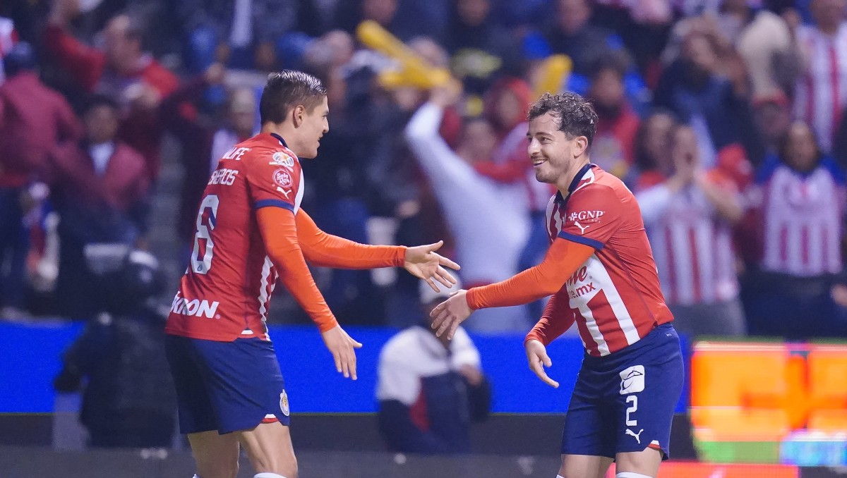 Ronaldo Cisneros sorprendió con un golazo frente a Puebla (Imago 7)