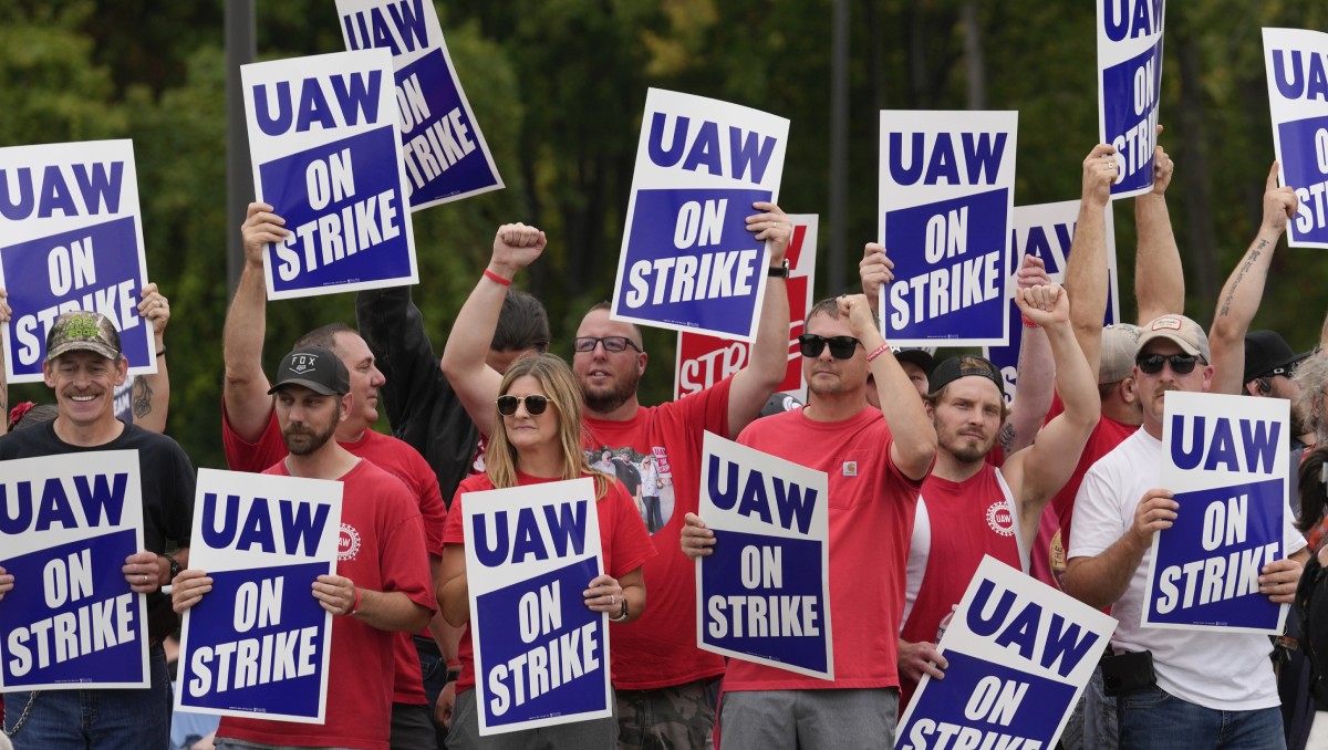 Sindicato automotor UAW en huelga marchan en piquete cerca de una planta de ensamblaje de General Motors en Delta Township, Michigan. Foto: (AP)