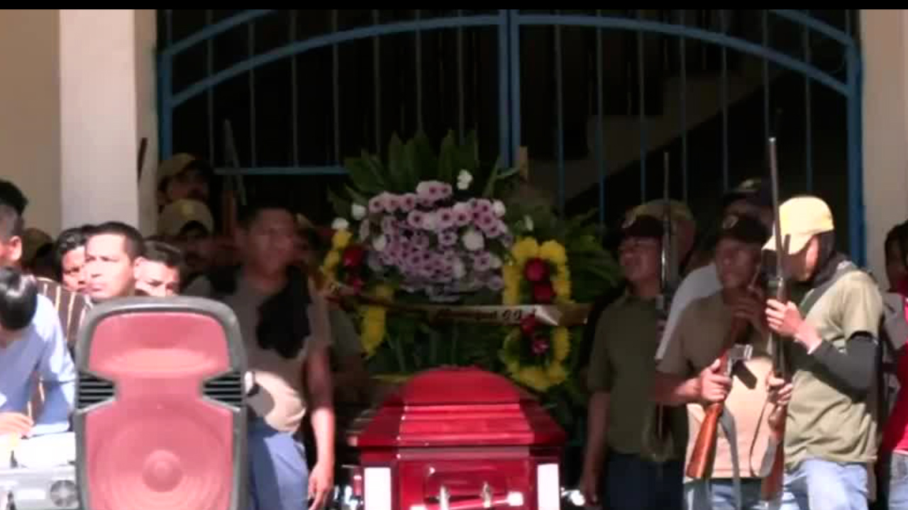 Amigos y familiares asisten al funeral de Bruno Plácido; exigen justicia