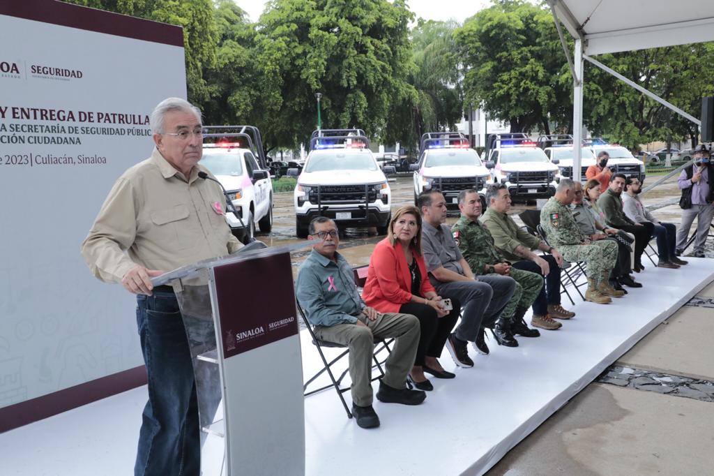 Gobernador de Sinaloa toma protesta a la nueva Unidad de Género y les entrega patrullas | Especial