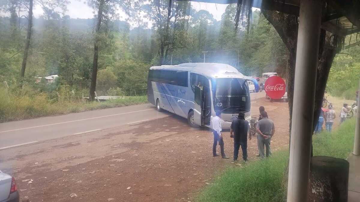 Habitantes de la localidad de Arroyo Colorado atravesaron autobuses de transporte obstruyendo la circulación vial (César Cabrera)