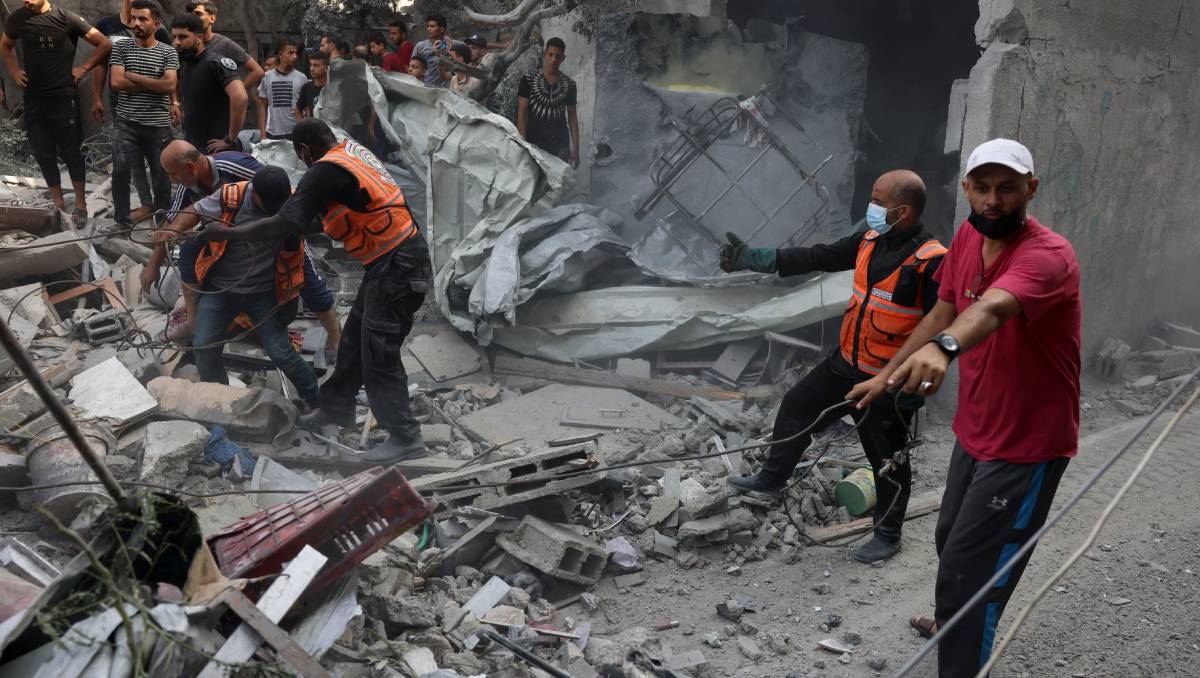 Palestinos tras un bombardeo de Israel | AFP