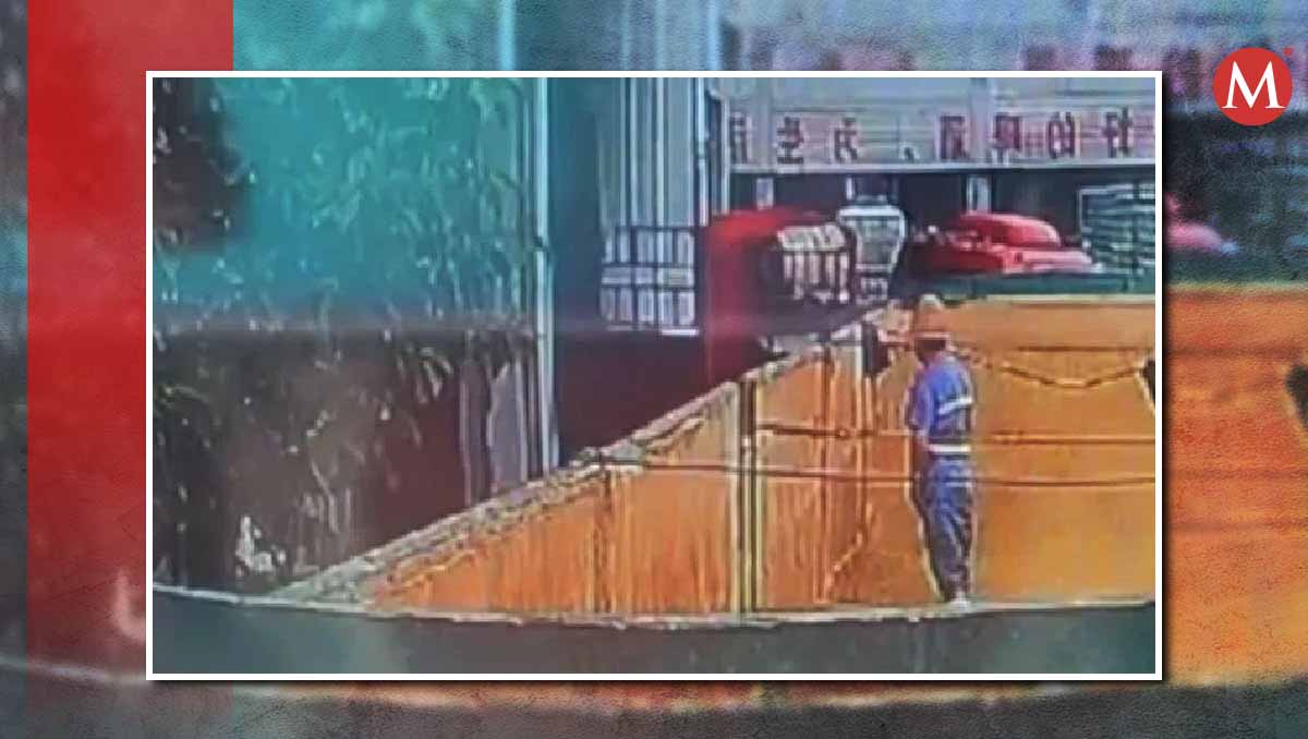 Trabajador de china orinando en una barrica | Especial