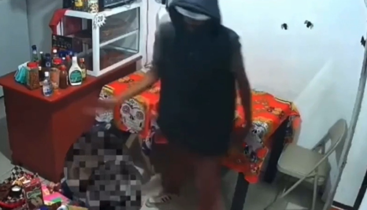 Una cámara de seguridad del local grabó los hechos.