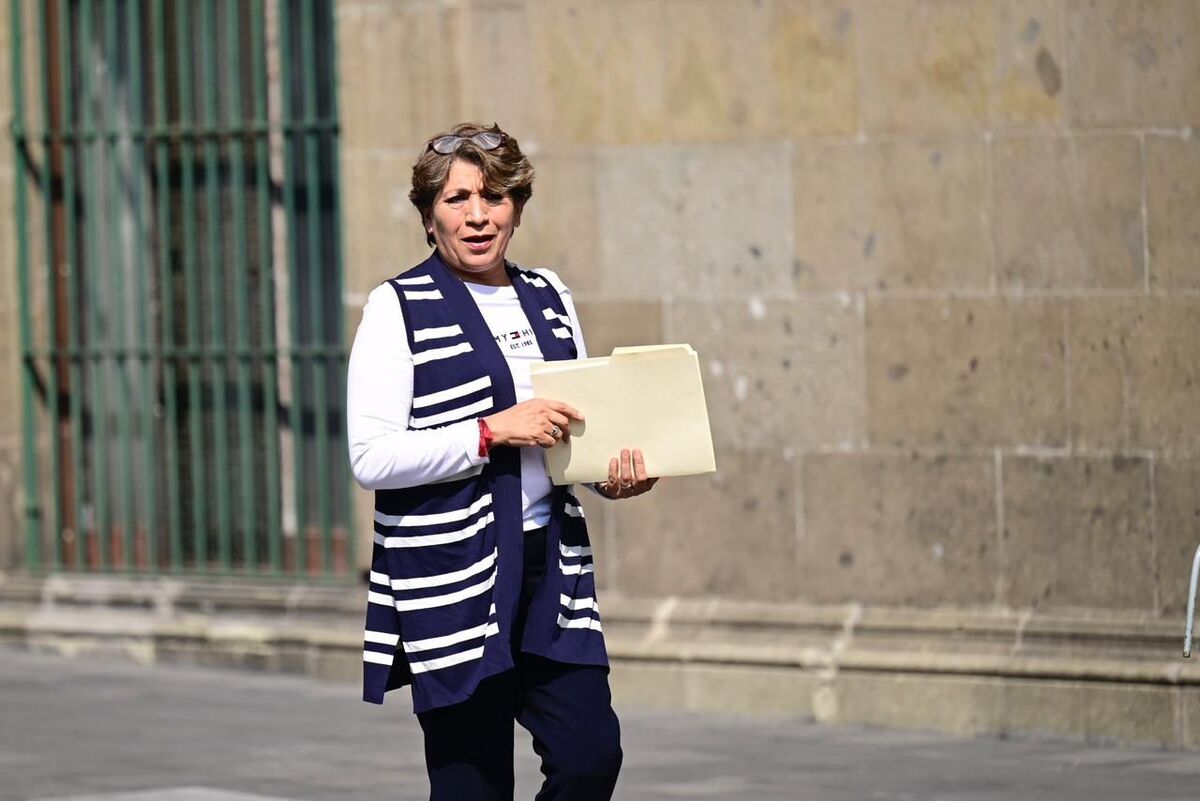 Delfina Gómez en inmediaciones de Palacio Nacional.| (Especial)