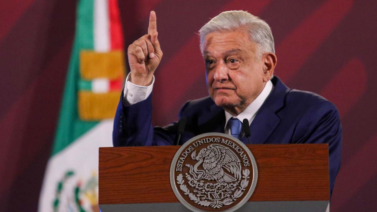 "Hay enojados por ahí", dice AMLO ante vallas frente a Palacio tras marcha del Poder Judicial