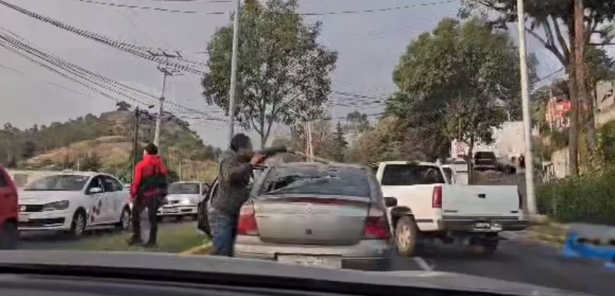 Un hombre destrozó un auto con un bat en Toluca.| (Especial)