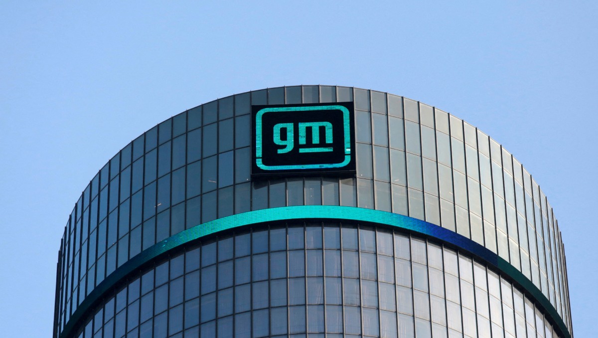 Logo de General Motors se ve en la fachada de la sede de General Motors en Detroit, Michigan, EU. Marzo de 2021. Foto: (Reuters)