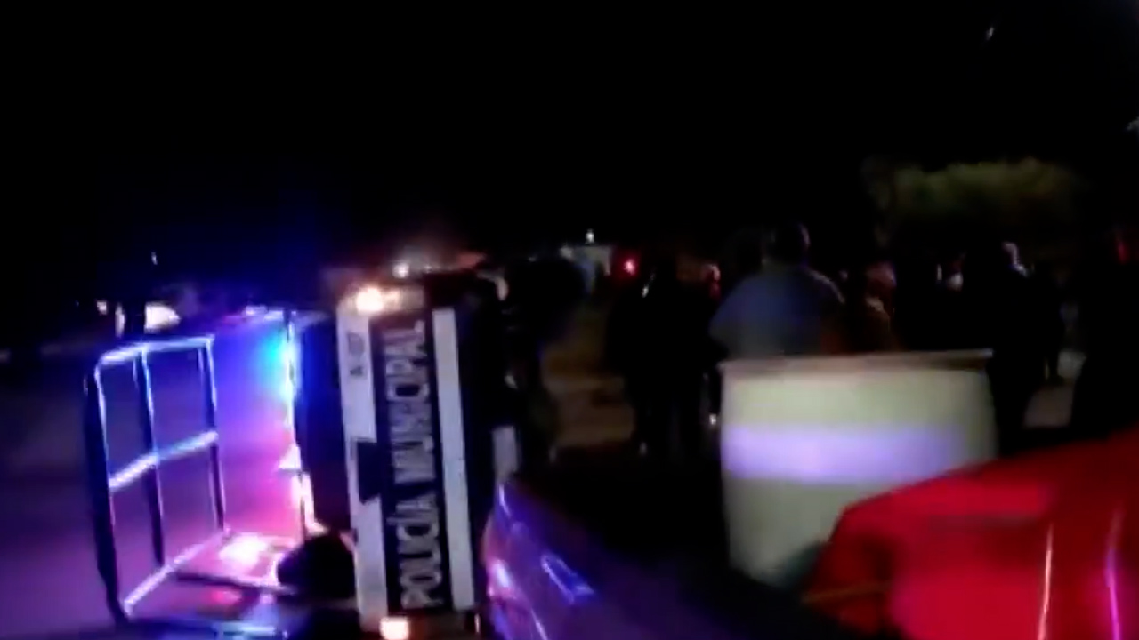 Pobladores vuelcan una patrulla en Hidalgo tras la detención de una persona