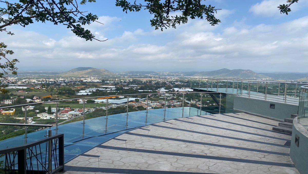 Sustituyen cristal en mirador de Atlixco, Puebla; opera con normalidad | Leslie Mora