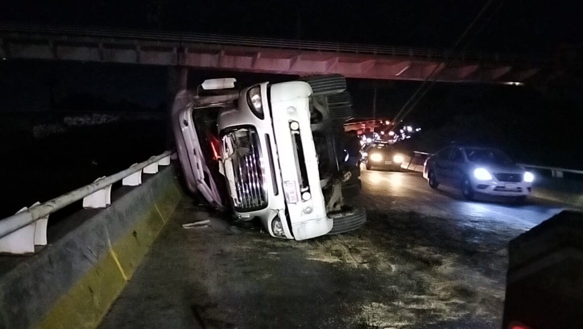 El tráiler se volcó a la altura del nodo vial Revolución sobre Lázaro Cárdenas (Vicente Torres Alfaro)
