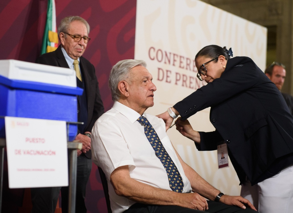 AMLO recibe dosis contra influenza y covid-19 en La Mañanera | Especial
