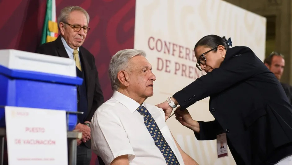 AMLO recibe vacunas contra covid-19 e influenza: "es lo mejor que pueden hacer"