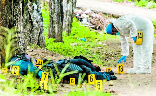Los cuerpos de los agentes fueron dejados a un costado de la carretera. Cuartoscuro