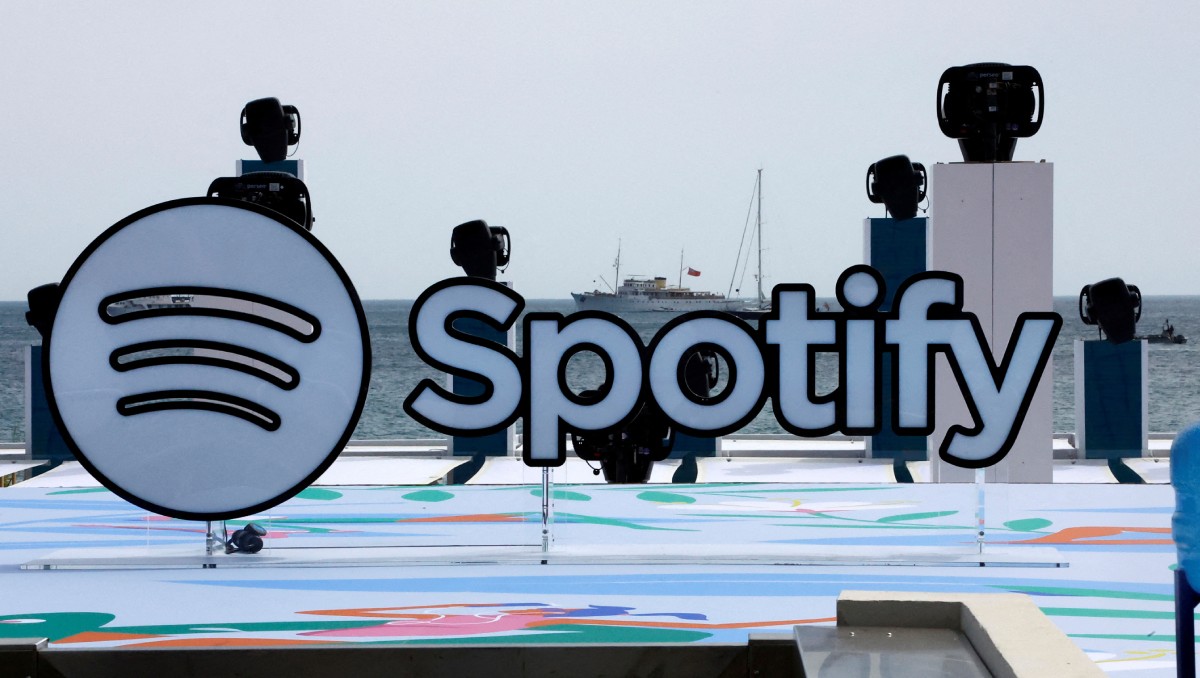 Logo de Spotify en playa durante el Festival Internacional de Creatividad Cannes Lions en Cannes, Francia. Junio de 2023. Foto: (Reuters)