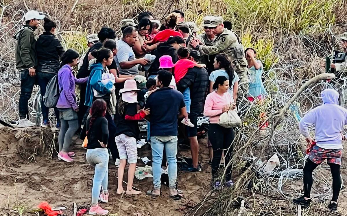 Migrantes entran por la fuerza en la frontera de México-Estados Unidos | Foto: Agencia EFE