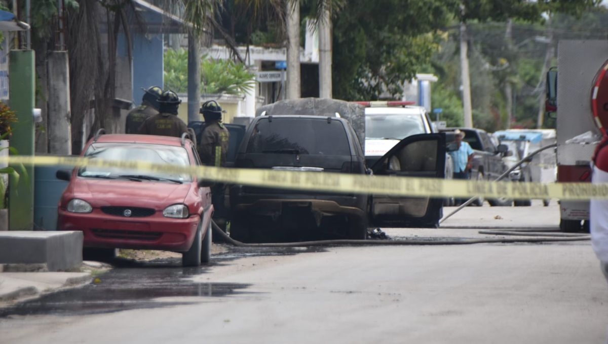 Policías y bomberos acudieron debido al reporte de un vehículo con disparos y prendido en fuego | Especial