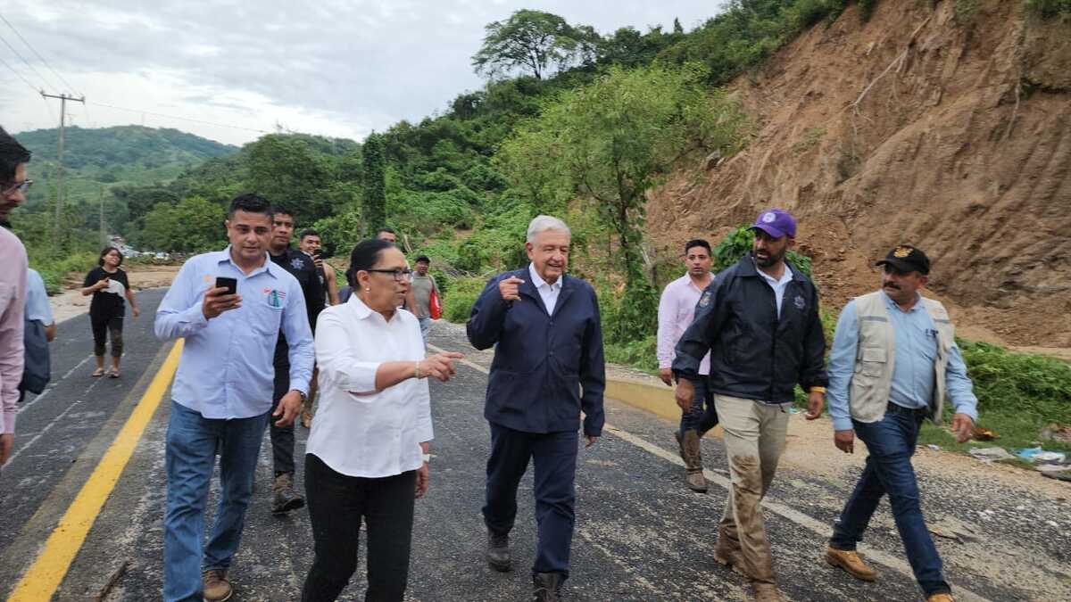 AMLO y titulares de Sedena, Semar y SSP atraviesan derrumbes a píe para llegar al puerto de Acapulco. (Especial)