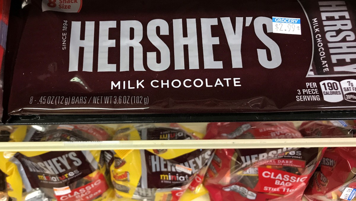 Chocolates de Hershey's, a la venta en estante de tienda en Manhattan, Nueva York, EU. Julio de 2017. Foto: (Reuters)