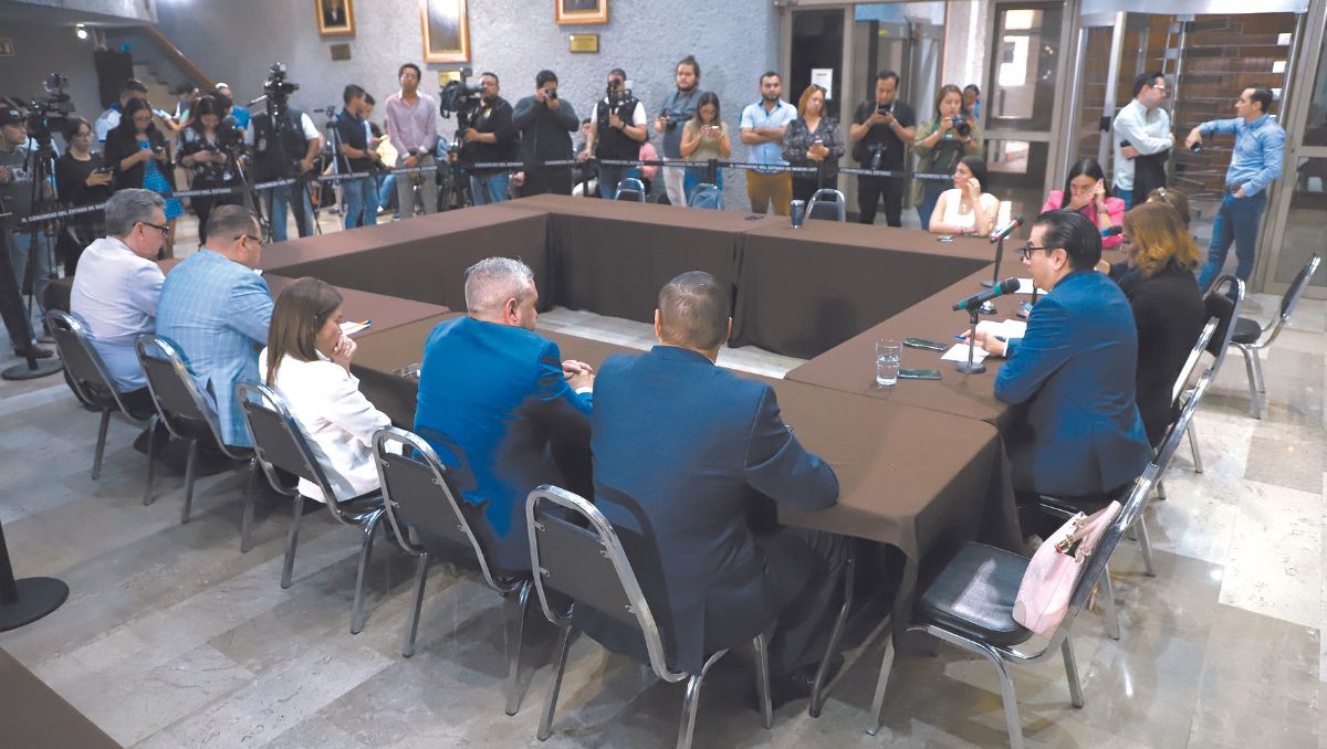 La Comisión de Gobernación sesionó este martes desde el vestíbulo del recinto legislativo; después se notificó al Poder Ejecutivo. Foto: Jorge López
