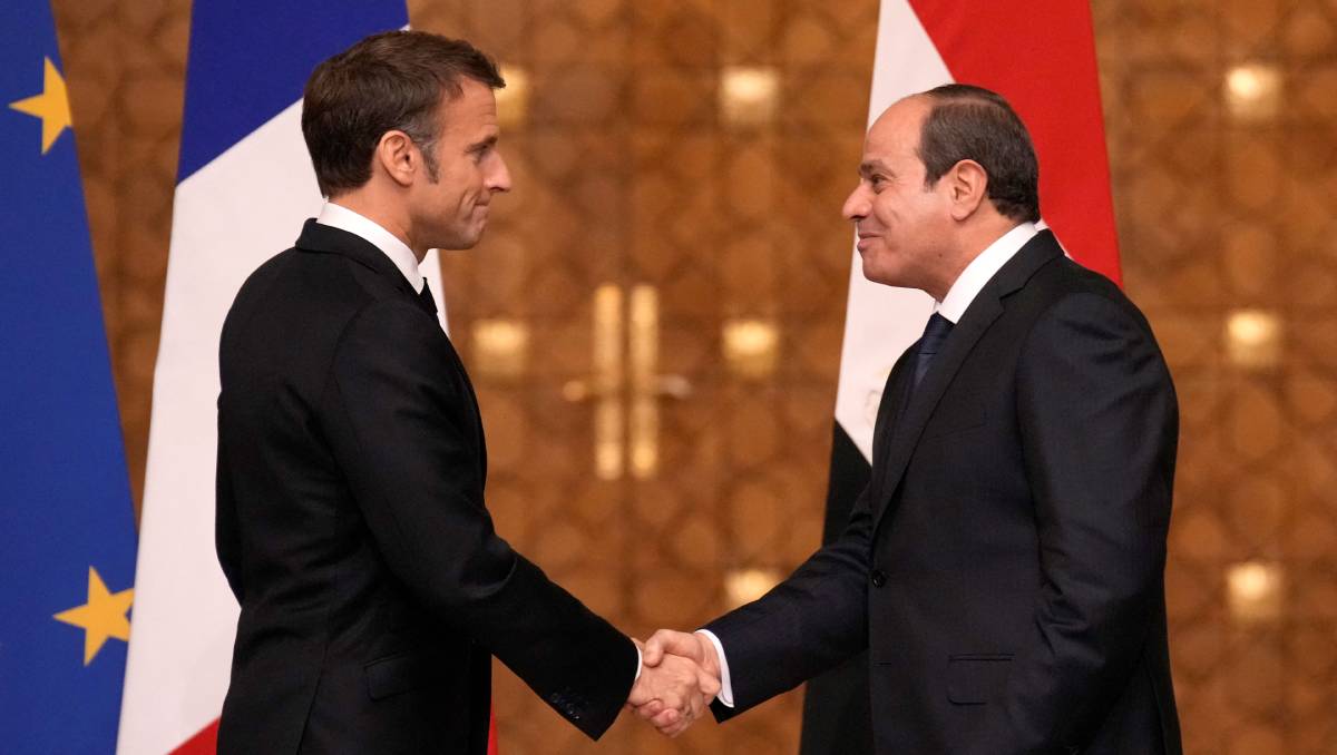 Emmanuel Macron, presidente francés, junto a Abdelfatah al Sisi, mandatario egipcio | AFP