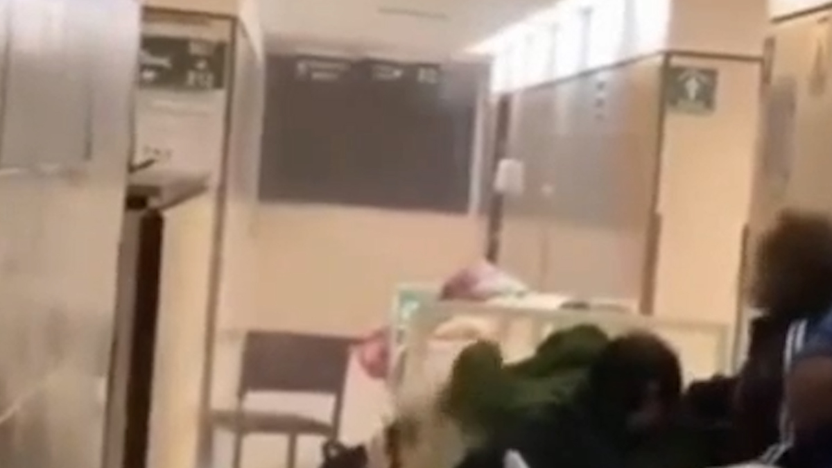 Envueltos en cobijas, pacientes de hospital en Acapulco se resguardan durante paso de 'Otis'