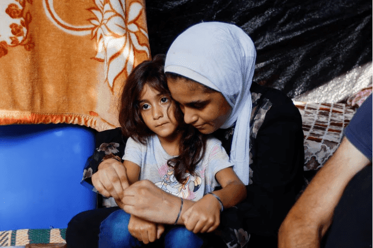 Familias palestinas usan pulseras para poder ser identificados | Reuters