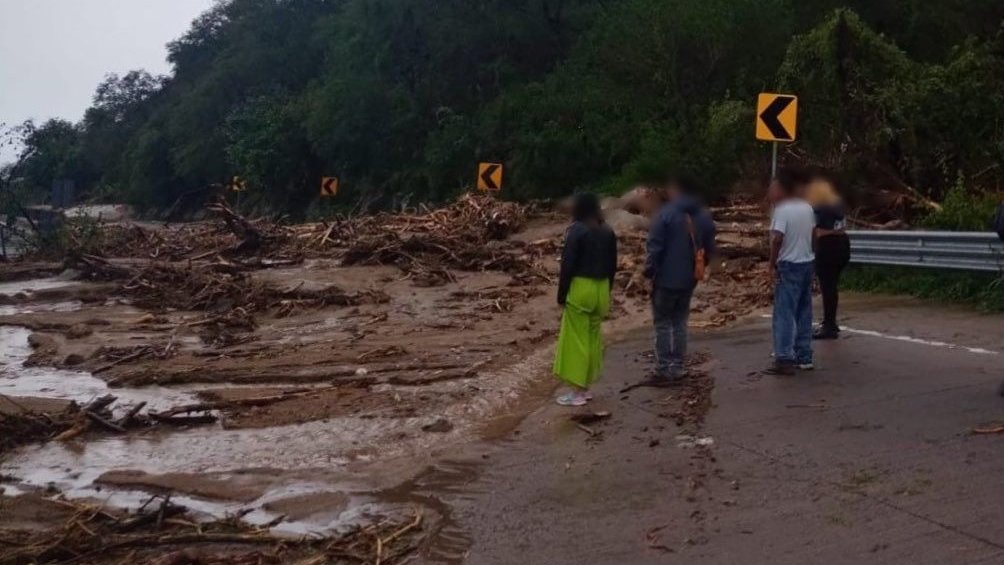 El paso del Huracán 'Otis' dejó afectaciones en la autopista Cuernavaca - Acapulco | X: @GN_Carreteras