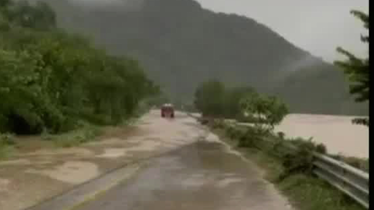 Río Papagayo se desborda, ocasiona cierre de la carretera Chilpancingo-Acapulco